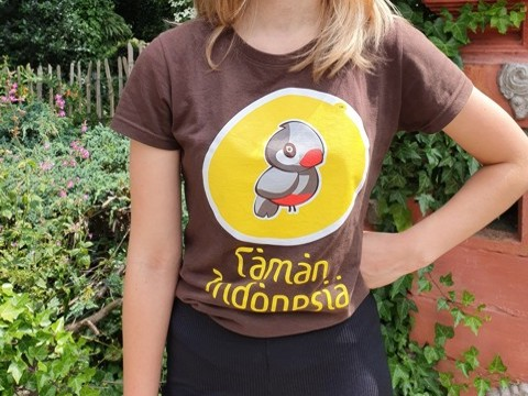 Een T-shirt met daarop het logo van Taman Indonesia. Verkrijgbaar in verschillende maten. Bruin met logo in kleur.